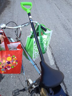 Idag har jag lärt mig att det går att cykla hem från butiken med en sprillans ny spade på pakethållaren :D
